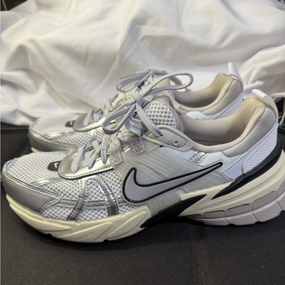 Nike Women’s V2K Run W/Size 8.5 New
